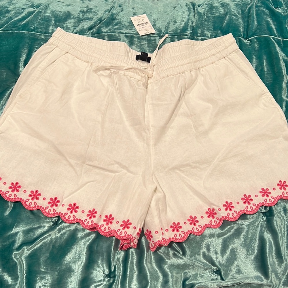 Jcrew white embroidered scallop shorts in a size large.